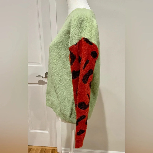 Women’s Multi Animal Print and Multicolor Fuzzy Sweater Size Medium - Picture 6 of 9